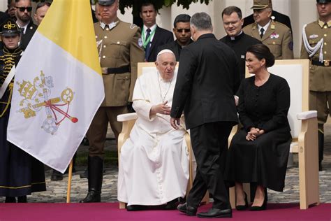 Pope in Hungary urges Europe to unite to end war next door